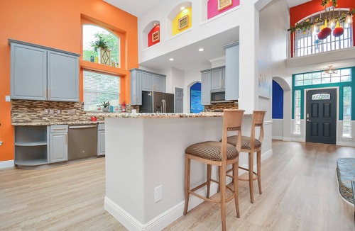 Addicks House | Centrally located Luxury Home Big Backyard 800 Mbps WiFi 10 Med Center Top golf