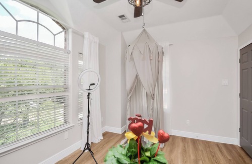 Addicks House | Centrally located Luxury Home Big Backyard 800 Mbps WiFi 10 Med Center Top golf