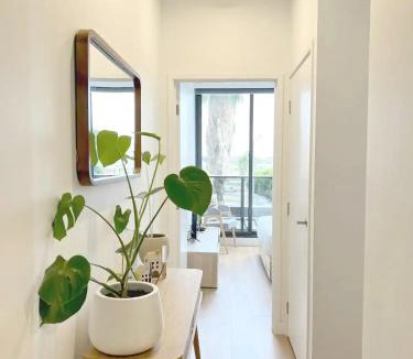 Docklands Apartment | Centrally Located Modern Loft w Free Parking, Infinity Pool, Workspace