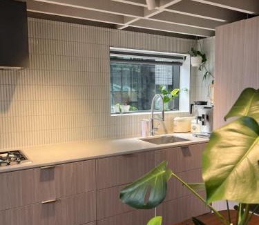 Docklands Apartment | Centrally Located Modern Loft w Free Parking, Infinity Pool, Workspace