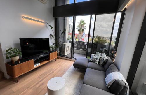 Docklands Apartment | Centrally Located Modern Loft w Free Parking, Infinity Pool, Workspace