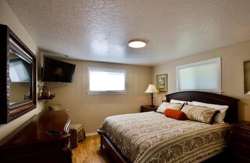 Redmond House | Centrally Located Redmond Retreat with Pool Table