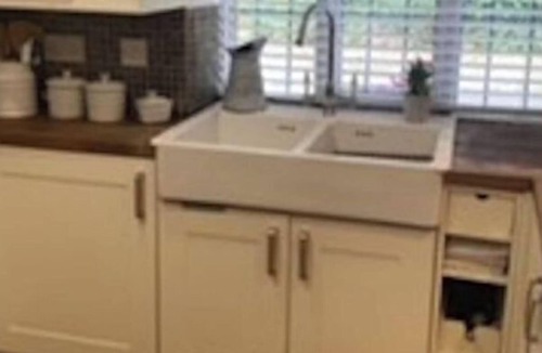 Culworth House | Centrally Located stone cottage with Log Burner