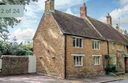 Culworth House | Centrally Located stone cottage with Log Burner