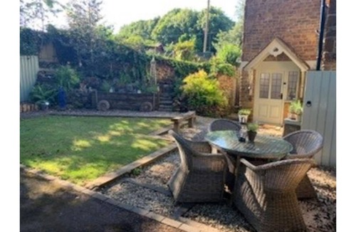 Culworth House | Centrally Located stone cottage with Log Burner