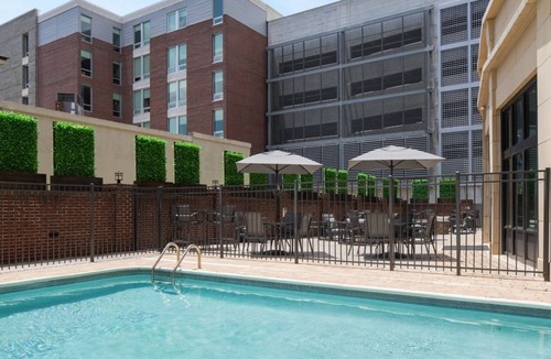 Yamacraw Village House | Centrally Located Savannah Hotel with Access to Downtown and Historic District