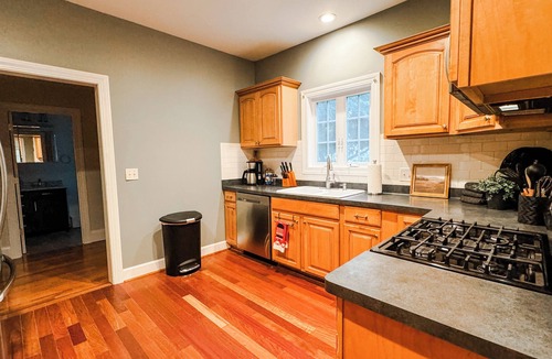 Rochester House | Centrally located Spacious & Comfortable 2 Master Bedroom Home For large Groups
