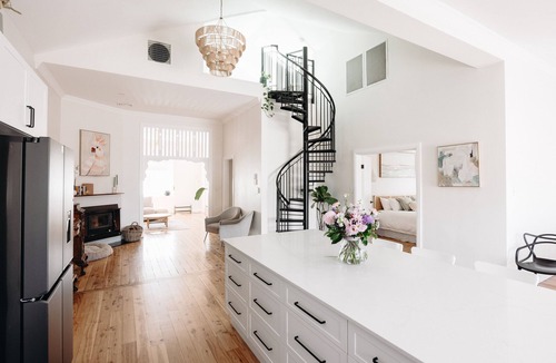 Parkes Cottage | Centrally Located Spacious & Luxurious Cottage