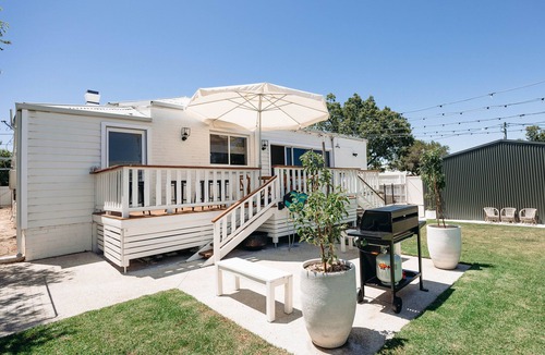 Parkes Cottage | Centrally Located Spacious & Luxurious Cottage