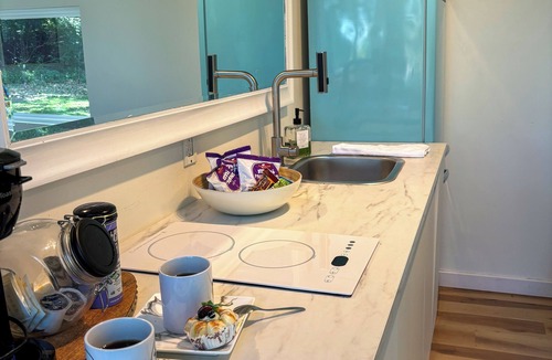 Caseyville Cottage | Centrally located St. Louis and Arch view. Complimentary water,wine & breakfast