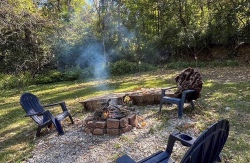 Caseyville Cottage | Centrally located St. Louis and Arch view. Complimentary water,wine & breakfast