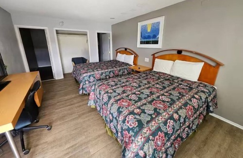 Ridgecrest Hotel | Centrally Located Studio w/Modern Setup – Queen Bed + Work Desk Included