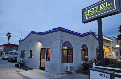 Ridgecrest Hotel | Centrally Located Studio w/Modern Setup – Queen Bed + Work Desk Included