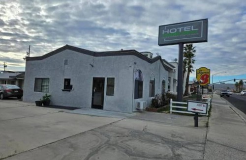 Ridgecrest Hotel | Centrally Located Studio w/Modern Setup – Queen Bed + Work Desk Included