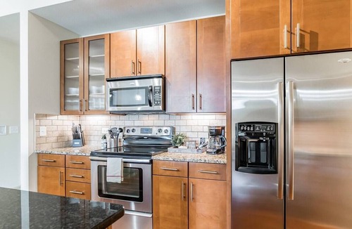 Greenway Plaza-Upper Kirby Apartment | Centrally Located Suite + Pool + Gym