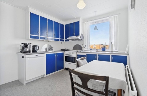 Tejn Villa | Centrally located townhouse with port/seaviews.