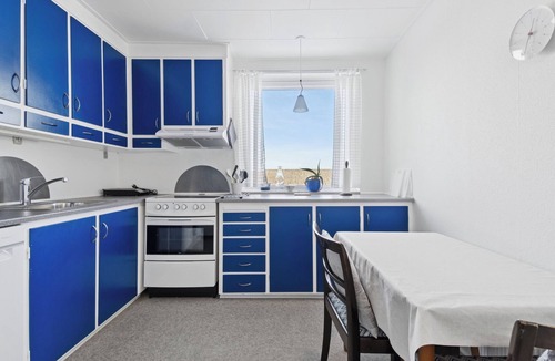 Tejn Villa | Centrally located townhouse with port/seaviews.