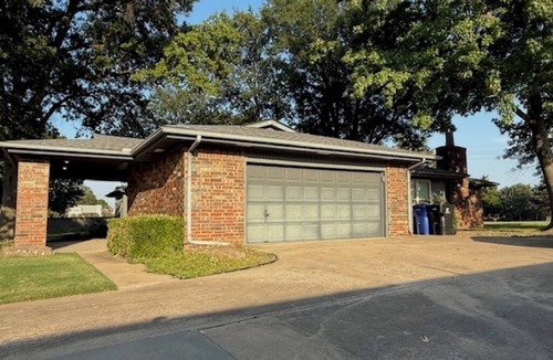 Broken Arrow House | Centrally Located with Backyard and parking