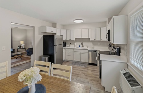 Libertyville Apartment | Centrally Located 2 Bedroom