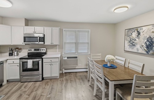 Libertyville Apartment | Centrally Located 2 Bedroom