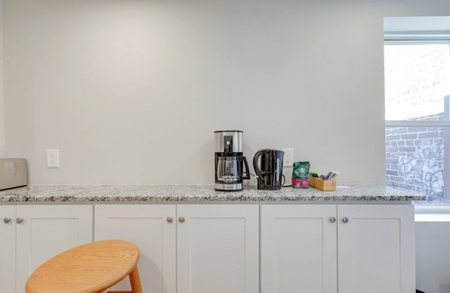 Fairmount Apartment | Centrally Located Philly Apt: Walk to Dining!