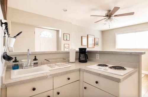 Tempe Cottage | Centrally located w/hiking!