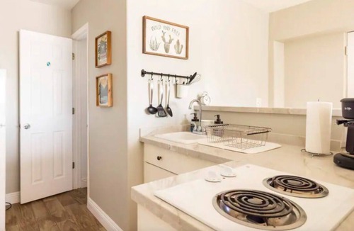 Tempe Cottage | Centrally located w/hiking!