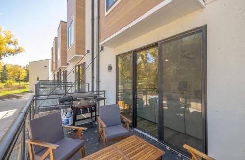 Arnolds Park Villa | CentralPark Townhome B10