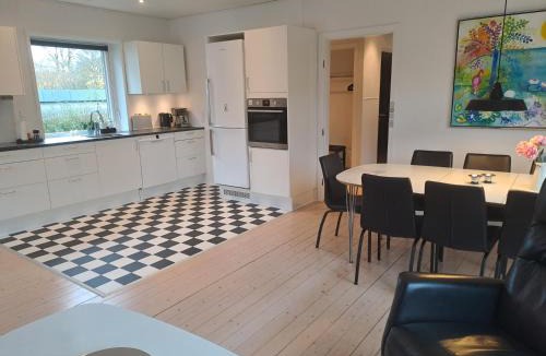 Holstebro Apartment | Centralt beliggende hyggeligt byhus med 8 sovepladser 130m2 med pejs