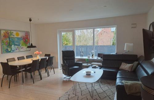 Holstebro Apartment | Centralt beliggende hyggeligt byhus med 8 sovepladser 130m2 med pejs