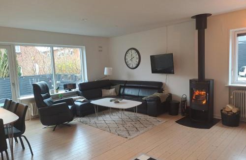 Holstebro Apartment | Centralt beliggende hyggeligt byhus med 8 sovepladser 130m2 med pejs