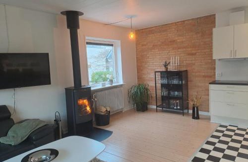 Holstebro Apartment | Centralt beliggende hyggeligt byhus med 8 sovepladser 130m2 med pejs