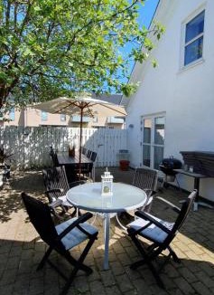 Blokhus House | Centralt by hus Blokhus-Hune til 10 pers privat Gårdhave