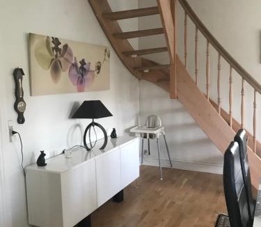 Gentofte Apartment | Centralt i Gentofte i 2 plan, ved S-Tog og busser