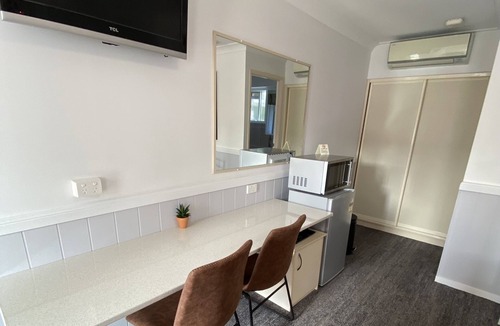 Warwick Hotel | Centre Point Mid City Motor Inn