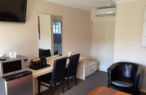 Warwick Hotel | Centre Point Mid City Motor Inn