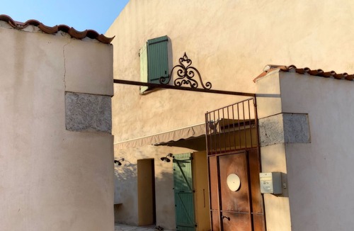 Ceret House | Ceret, beautiful spacious house, with walled garden, courtyard and BBQ.