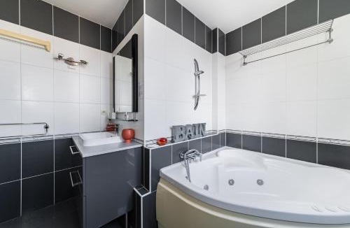 Levallois-Perret Apartment | Cerise's home - Cosy flat 15min from Paris with hot tub