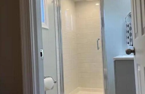 Glasser Apartment | C’est La Vie Lakeview 1br with dock access!