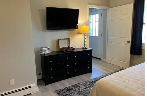 Glasser Apartment | C’est La Vie Lakeview 1br with dock access!