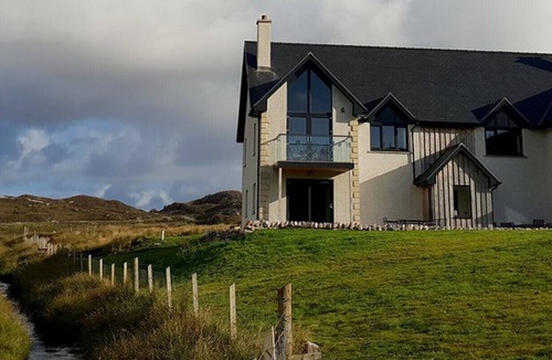Harris House | Ceud Mìle Fàilte