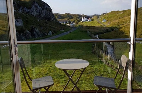 Harris House | Ceud Mìle Fàilte