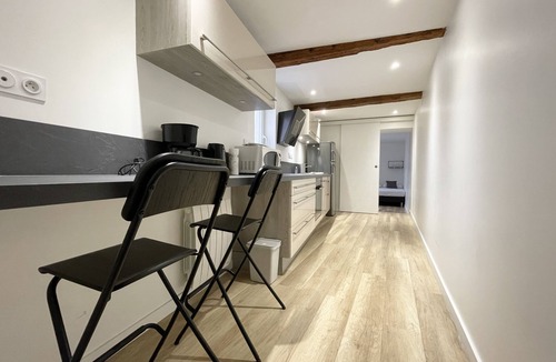 Grenoble City Centre Apartment | #CF In White&Gray ⚫ Center