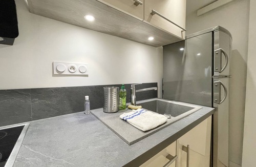 Grenoble City Centre Apartment | #CF In White&Gray ⚫ Center