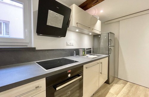 Grenoble City Centre Apartment | #CF In White&Gray ⚫ Center