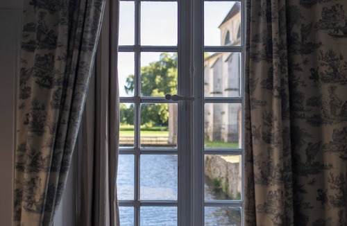 Saint-Lubin-des-Joncherets Apartment | Château Studio with Water & Park Views