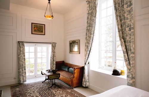 Saint-Lubin-des-Joncherets Apartment | Château Studio with Water & Park Views