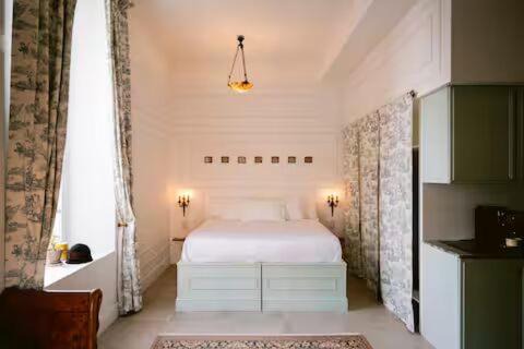 Saint-Lubin-des-Joncherets Apartment | Château Studio With Water Views