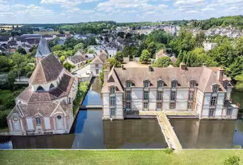 Saint-Lubin-des-Joncherets Apartment | Château Studio With Water Views