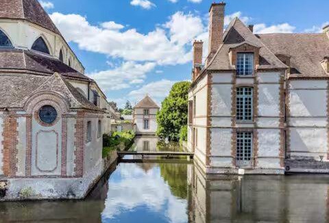Saint-Lubin-des-Joncherets Apartment | Château Studio With Water Views